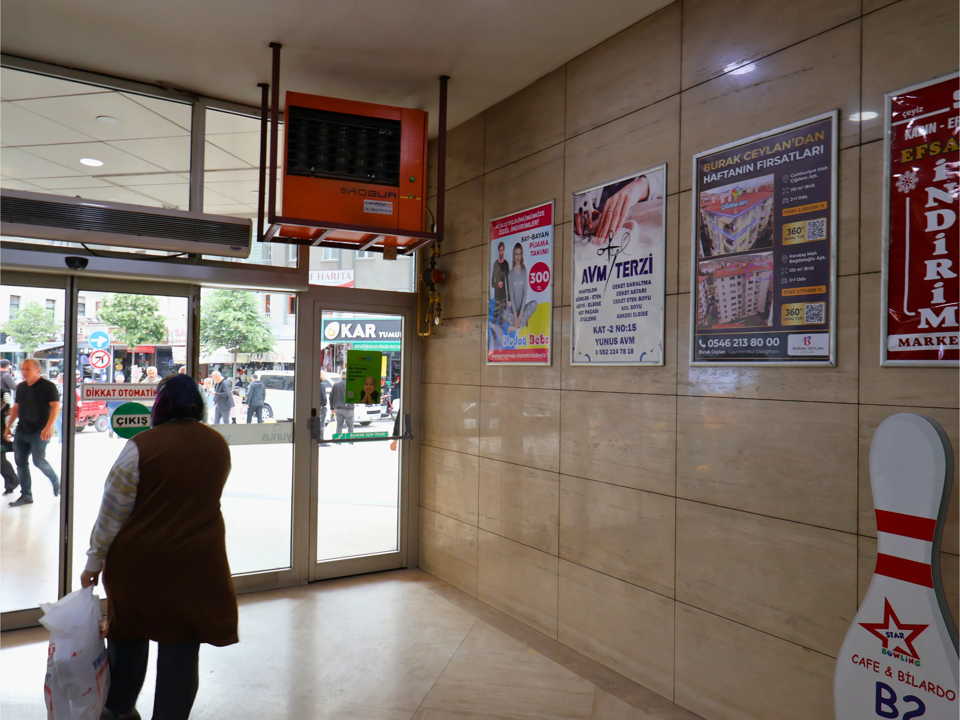 AVM çıkış duvar tanıtım noktası