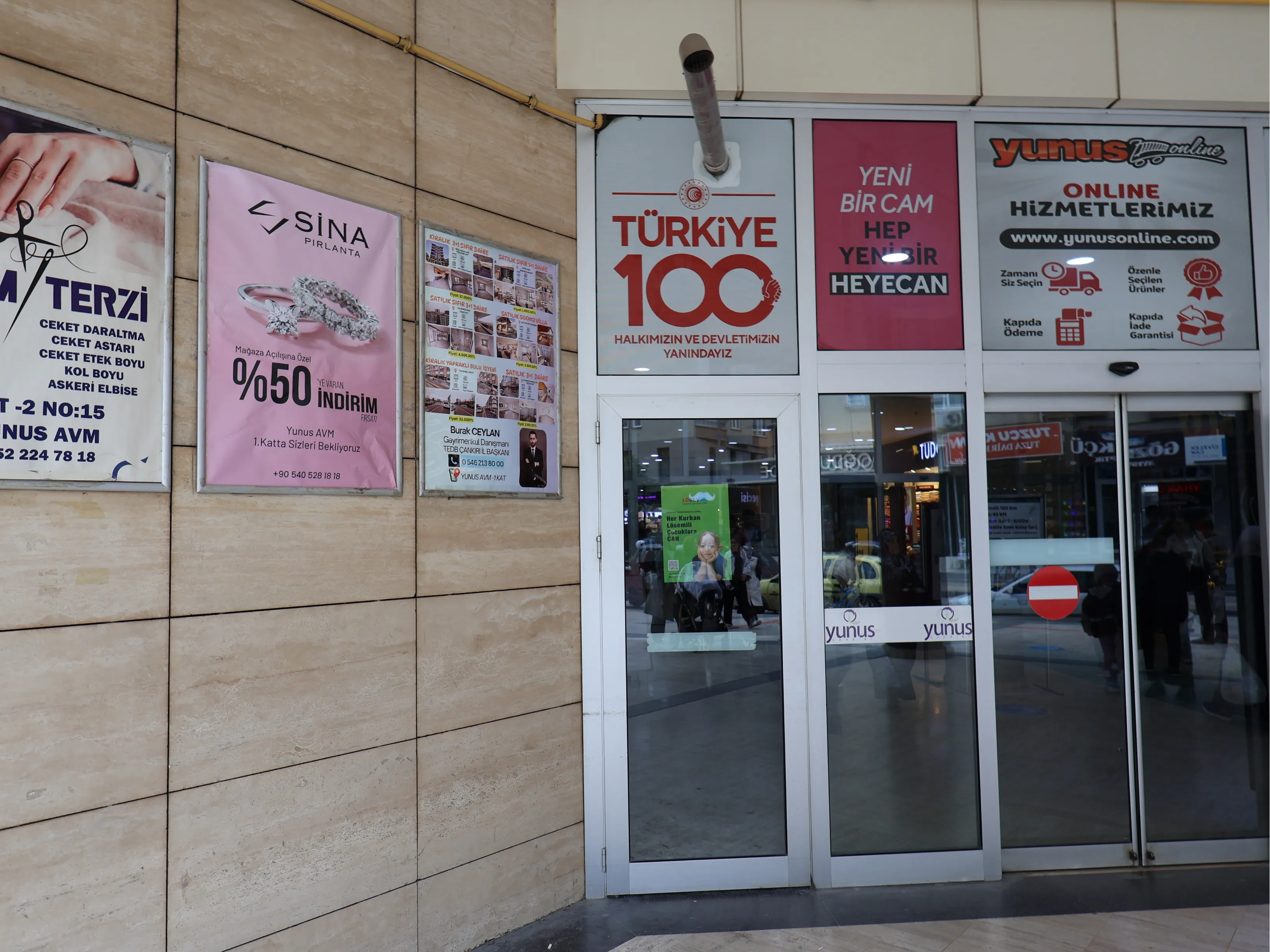 AVM giriş duvar tanıtım noktası
