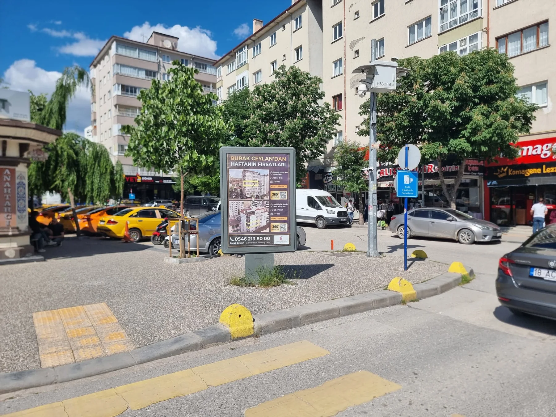 Şehir merkezinde Burak Ceylan Emlak pano tanıtım noktası