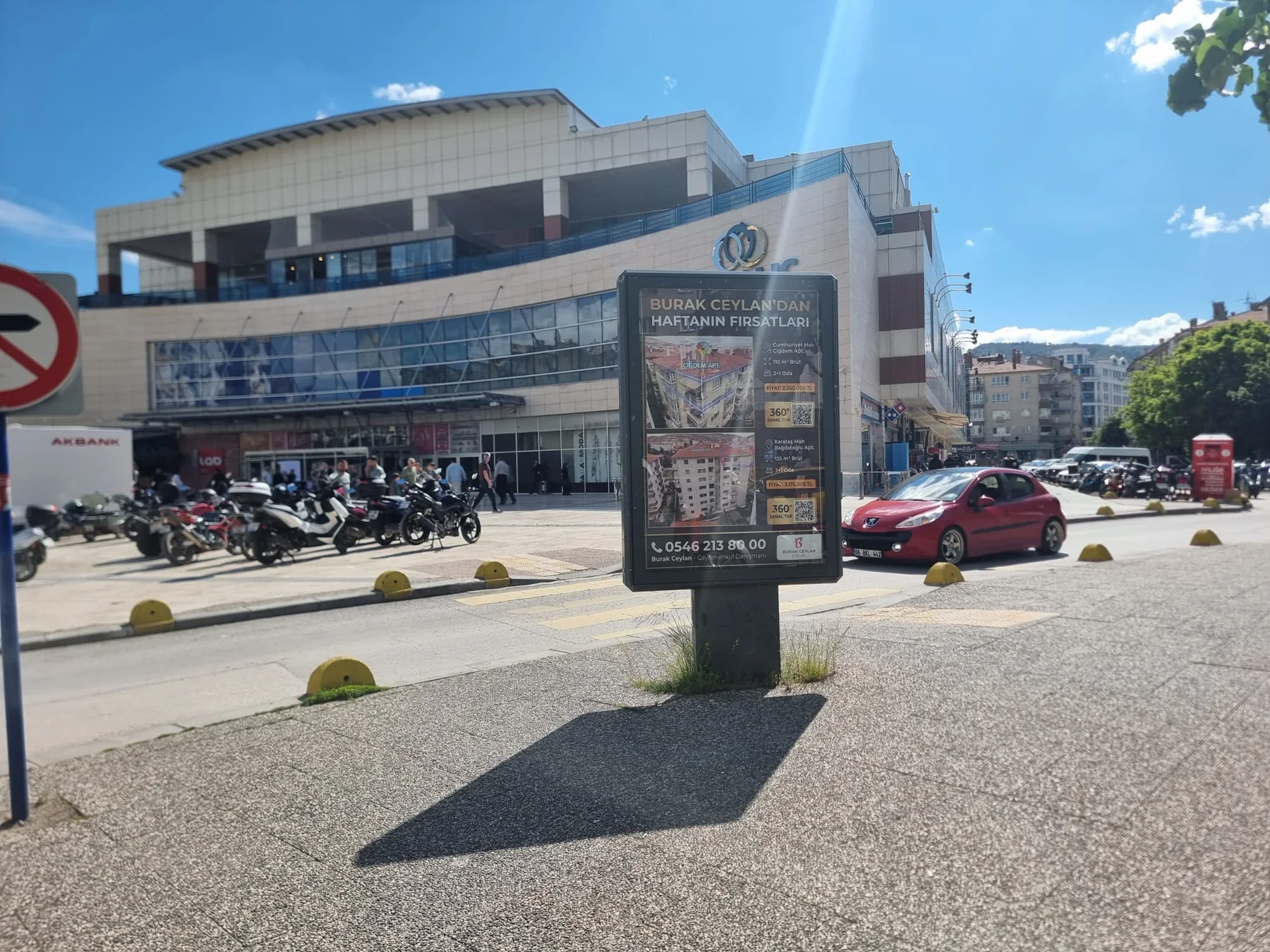 Yunus AVM önü pano alanı